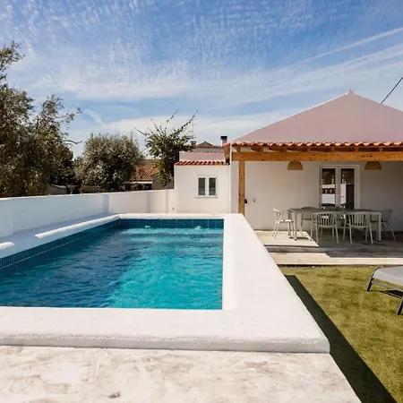 Country Pool House 27 *