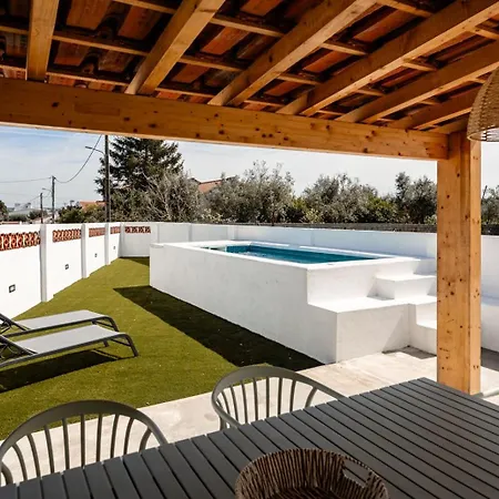 Country Pool House 27 * Абрантиш