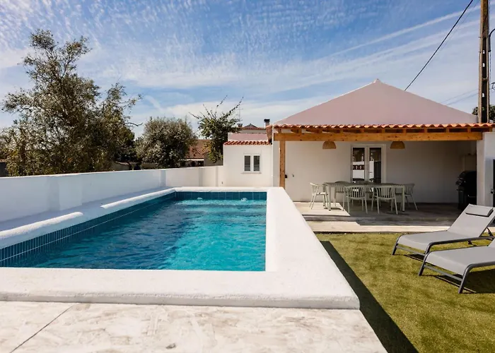 Country Pool House 27 *